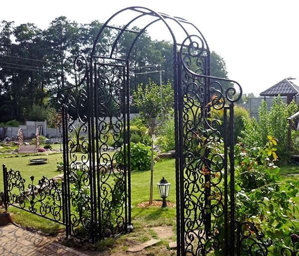 arc ajouré en métal