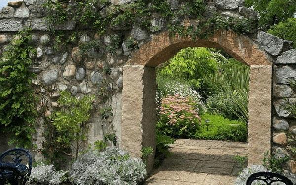 arco en un muro de piedra