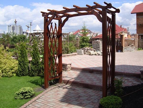 arche en bois installée dans le jardin