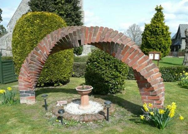 arco de ladrillo original en el jardín