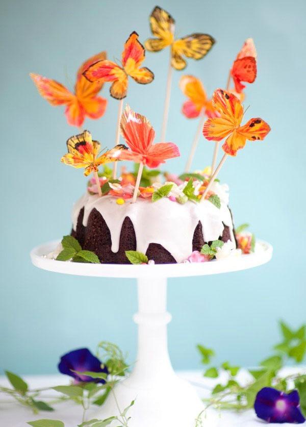 decoración de pasteles con mariposas de papel crepé