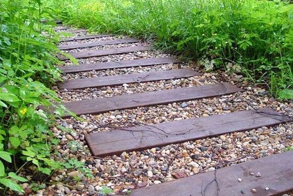 chemin des décombres et des planches