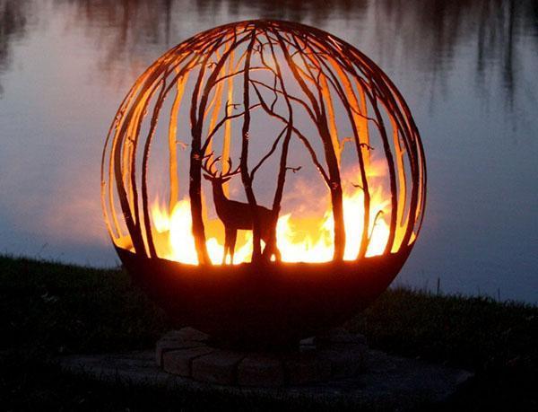 bol à feu décoratif au bord de l'étang