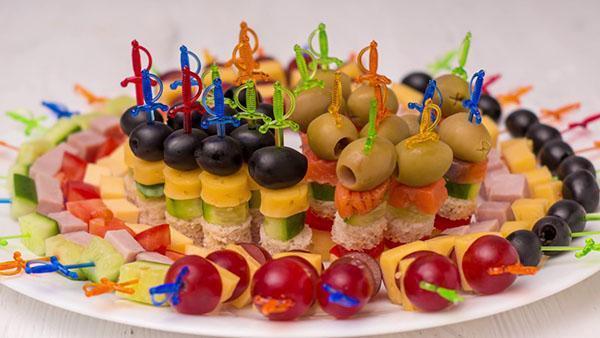 sirviendo canapés en una fuente grande