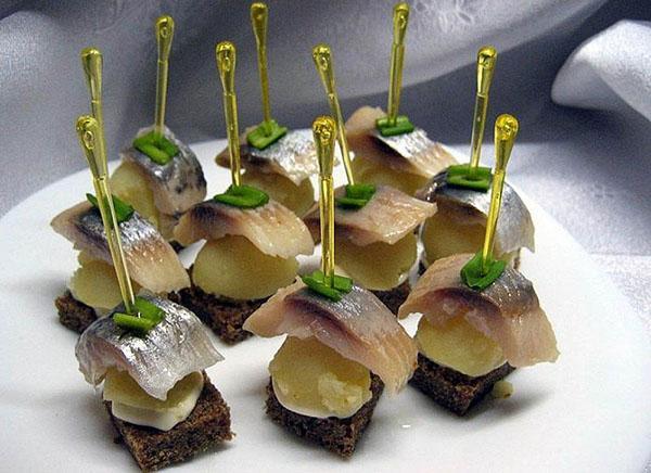 aperitivo salado en brochetas