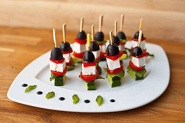 Ensalada griega en brochetas