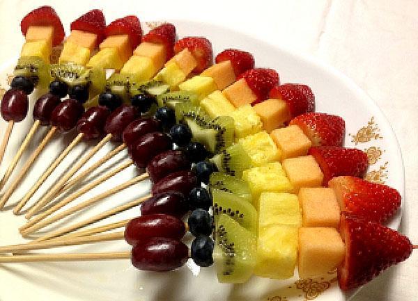 postre de frutas en brochetas
