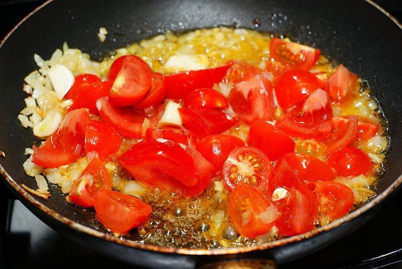 freír cebollas y tomates