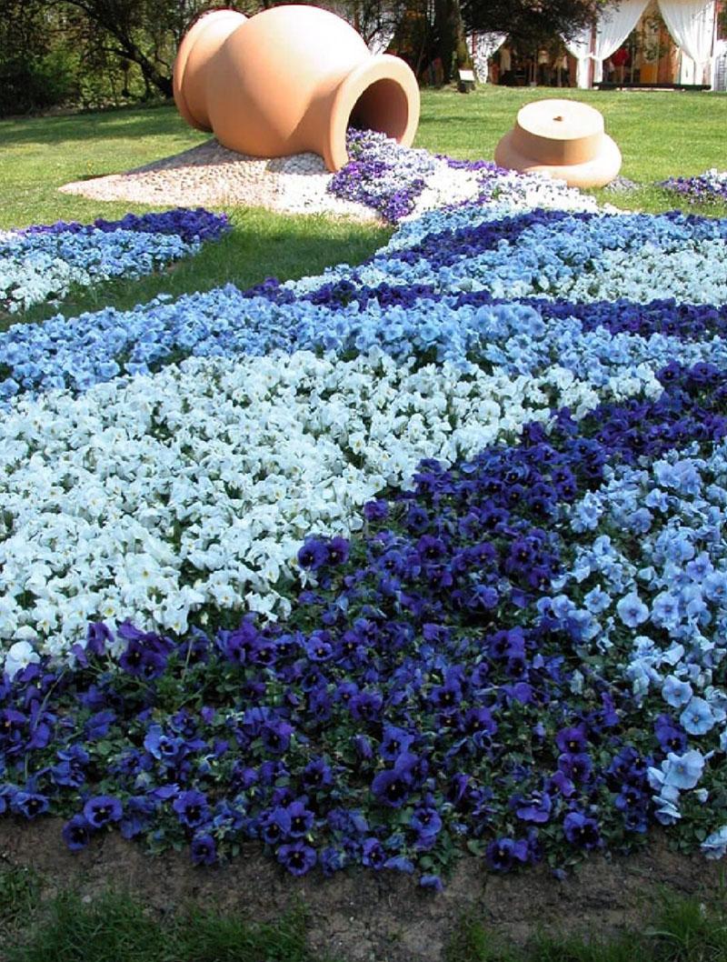 composición de flores azules y azules