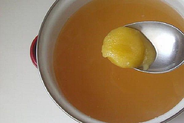 agregue miel a la bebida colada