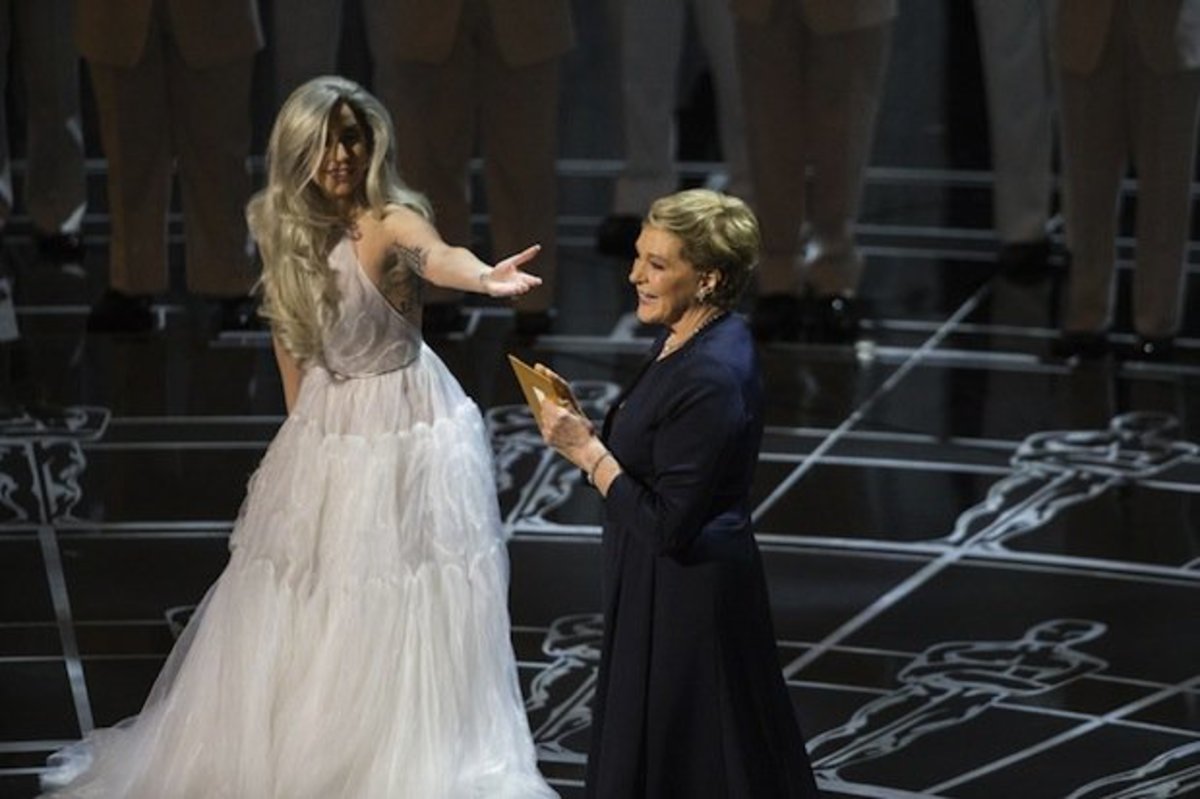 ليدي غاغا مع جولي أندروز في حفل توزيع جوائز الأوسكار السابع والثمانين