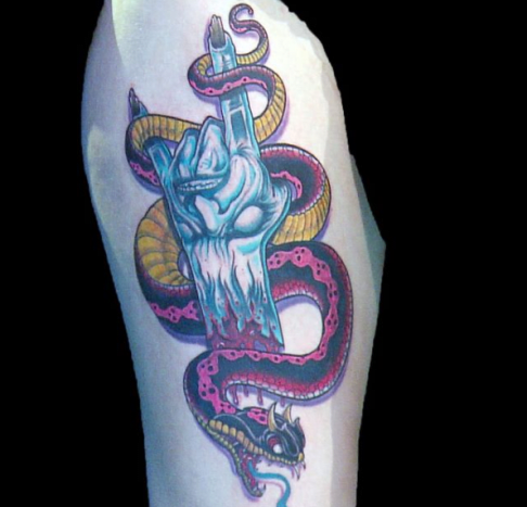 Mistři museli naposledy bojovat se 6hodinovým tetováním hada. Ze vzdálenosti 50 stop je jasně vidět, že se jedná o tetování Tefft - od gore až po symbol rocku.