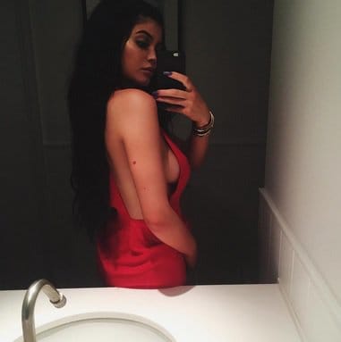 Kylie Jenner experimentuje s drobným tetováním, protože v roce 2015 dostala na ruku miniaturní srdce, a když loni na Silvestra vystoupili maven sociálních médií a královna Lip Kit, bylo to s nepatrným tetováním „t“ zevnitř jejího levého kotníku. Jenner dosud nezveřejnila význam jejího kotníku, ale obecná shoda je v tom, že tento kousek je poctou modelčina přítele, který se znovu zapíná/vypíná, Tyga. V roce 2015 si Tyga nechal na biceps namalovat Kylieho jméno a je pravděpodobné, že model dostal toto malé „t“, aby gesto vrátil.
