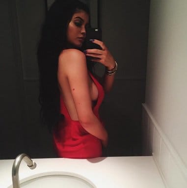 Kylie Jenner experimentiert mit winzigen Tätowierungen, seit sie 2015 ein Miniatur-Herz-Tattoo auf ihrem Arm bekommen hat, und als die Social-Media-Expertin und Lip Kit-Queen letztes Jahr an Silvester auftrat, war es mit einem winzigen 