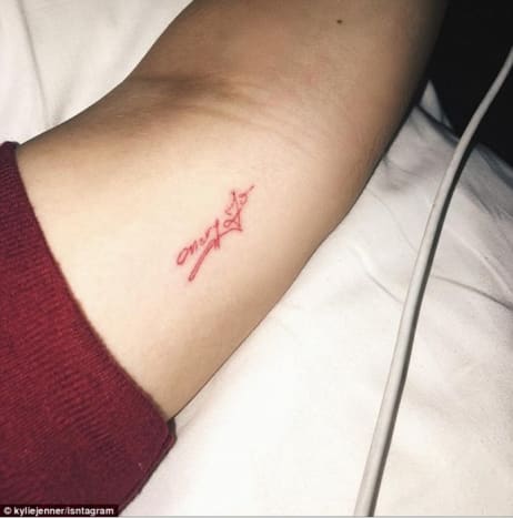 Zusätzlich zu ihrem kleinen roten Herz-Tattoo, das ihr allererstes Stück war, und diesem neuen „t“-Tattoo für Tyga hat Kylie noch mindestens vier weitere Tattoos zu ihrem Namen: die phonetische Schreibweise des Wortes „Geistigkeit“ auf ihrer Hüfte, ein „Mary Jo“-Tattoo mit dem Namen ihrer Großmutter auf ihrem Bizeps, ein kleines verschnörkeltes „M“-Tattoo auf ihrem kleinen Finger und ein Tattoo, das sie noch nicht öffentlich enthüllen muss, das Wort „bevor“ wurde zu ihrem Hüft-Tattoo hinzugefügt. Es besteht kein Zweifel, dass Kylie Jenner sich immer mehr mit dem Einfärben vertraut macht, und das Model wird ihrer Sammlung ziemlich sicher bald mehr Tattoos hinzufügen, obwohl Kim Kardashian ihre jüngeren Schwestern davor gewarnt hat.