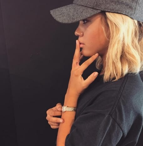 Ein weiteres junges Model, das ihren Status im Tattoo-Spiel schnell und unerwartet erhöht, ist Sofia Richie, die jüngste Tochter der Musiklegende Lionel Richie und stolze Besitzerin von mindestens sechs Tattoos, das neueste ist dem von Kylie Jenner sehr ähnlich. Sofia Richies allererste Tätowierungen wurden von dem in New York ansässigen Tätowierer JonBoy gemacht und zeigten ein kleines Kreuz an ihrem Finger und „13:4“ auf ihrem Nacken, ein Hinweis auf die Bibelstelle 1 Korinther 13:4, besser bekannt durch den Auszug: „Liebe ist geduldig, Liebe ist gütig. Es beneidet nicht, es prahlt nicht, es ist nicht stolz.“