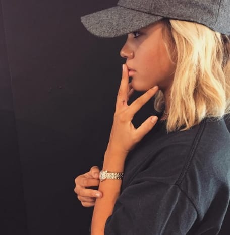 Ein weiteres junges Model, das ihren Status im Tattoo-Spiel schnell und unerwartet erhöht, ist Sofia Richie, die jüngste Tochter der Musiklegende Lionel Richie und stolze Besitzerin von mindestens sechs Tattoos, das neueste ist dem von Kylie Jenner sehr ähnlich. Sofia Richies allererste Tätowierungen wurden von dem in New York ansässigen Tätowierer JonBoy gemacht und zeigten ein kleines Kreuz an ihrem Finger und „13:4“ auf ihrem Nacken, ein Hinweis auf die Bibelstelle 1 Korinther 13:4, besser bekannt durch den Auszug: „Liebe ist geduldig, Liebe ist gütig. Es beneidet nicht, es prahlt nicht, es ist nicht stolz.“