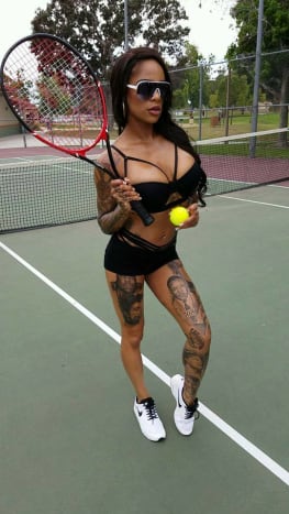 Shawna Naysia auf dem Tennisplatz