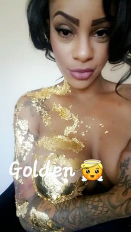 Shawna Naysia in Goldfarbe