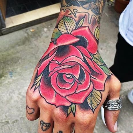 Artwork/Foto von Matt WebbWenn du Neo-Tradition mag und Rosen liebst, ist dieser Typ der, den du für dein nächstes Rosentattoo sehen möchtest. Die Farben sind schön hell und die Linien so schlank, dass es fast wie ein Aufkleber aussieht.