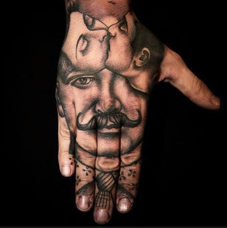 Artwork/Foto von Pietro SeddaNein, du halluzinierst nicht. Ja, es sind drei Porträts in einem. Und ja, die ganze Hand ist die Leinwand. Ein tolles, trippiges Stück im klassischen, schwarz-grauen Stil.