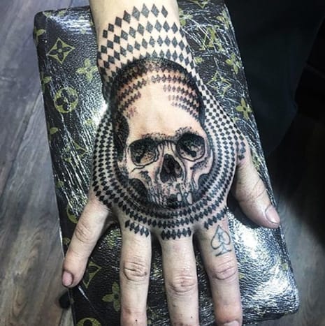 Artwork/Foto von Daniele Lo ScrittoDieser ist ziemlich trippig. Es ist wie Realismus gemischt mit Abstraktion, einem meist schwarzen Schema mit Schattierungen folgend.