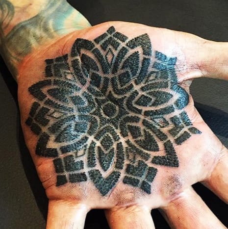 Artwork/Foto von Brian GecklePain is Pleasure - wissen wir es nicht. Dieses Tattoo ist definitiv drin. Alles ist symmetrisch und die Linien sind sauber mit genügend Lücken dazwischen.