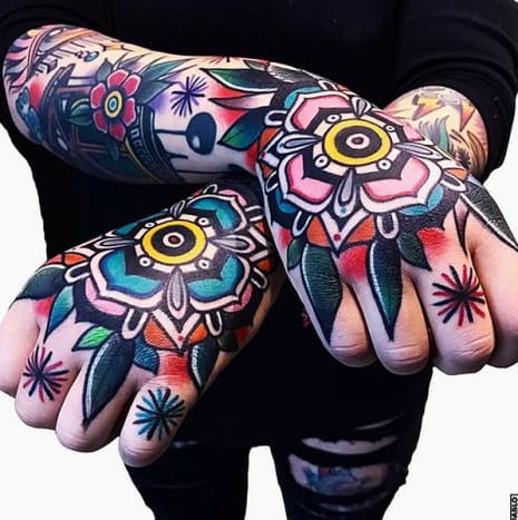 Artwork/Foto von Pablo DeDiese farbenfrohen traditionellen Tattoos haben die sozialen Medien überflutet. Denn ehrlich gesagt sind sie unglaublich gut ausgeführt.