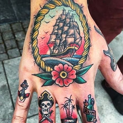 Artwork/Foto von Daniel NorinAhoy Captain! Dies ist ein lustiges traditionelles Stück mit vielen Details, sogar auf den winzigen Knöchel-Tattoos. Tolle Linienführung und Farbabstimmung.