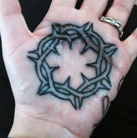 Grafik/Foto von Holly ThomasOuch! wäre angebracht zu sagen. Palm-Tattoos sind kein Witz, und da die Haut zäh ist, muss die Tinte drin bleiben, bereiten Sie sich auf etwas Druck vor. Dieser Künstler' Linien sind so knackig, dass es so aussieht, als ob dieser Kunde nicht einmal zusammenzuckte.