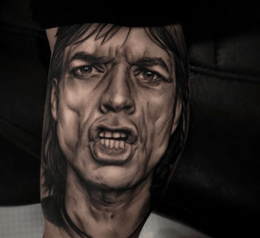 Seit meiner Kindheit habe ich mich schon immer für Kunst interessiert. Mit 17 bekam ich mein erstes Tattoo und mit 18 hatte ich einen halben Ärmel. Da wusste ich, dass ich mich für Tattoos interessierte. Mit 18 tätowierte ich mir einen halben Ärmel und da wusste ich, dass ich in dieses Geschäft einsteigen wollte. Allerdings kaufte sich erst einige Jahre später ein Freund, der Graffiti-Künstler war, eine Tätowiermaschine. Wir haben es ausprobiert und damit habe ich meine Karriere begonnen.