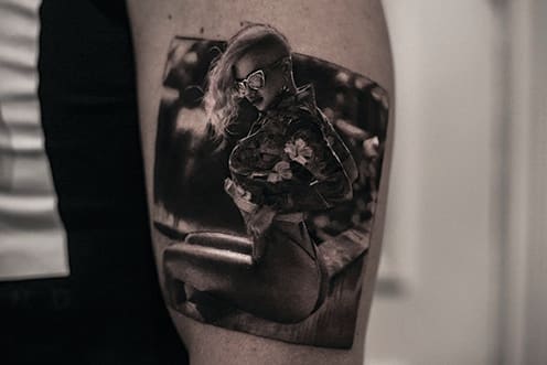 Schwarz und Grau ist glatter, ich liebe Farbtattoos, aber verglichen mit der Farbarbeit finde ich es etwas schwieriger, versteh mich nicht falsch, es sind zwei völlig unterschiedliche Schulen und Techniken und es gibt unglaubliche Künstler da draußen und ich respektiere ihre Arbeit, aber stellen Sie sich vor, Grün, Gelb, Rot, Lila in Schwarz und Grau zu zeigen?