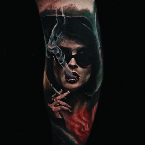 Ich bin mit Skateboarden aufgewachsen und habe Punkrock und Metal gehört – Tattoos waren überall. In der Junior High und High School war ich ziemlich besessen von Tattoo-Kunst und fing an, Tattoos für mich und für Freunde zu entwerfen. Ich habe sogar mit Markern und Stiften Freihand-Designs auf Leute für das Mittagessen gezeichnet. Nach einer Weile fingen die Leute an, mich zu ermutigen, tätowieren zu lernen. Während meines Studiums der Bildenden Kunst am College habe ich angefangen zu lernen, wie man tätowiert, indem ich mich von einigen großartigen lokalen Künstlern wie Nathan Esteras, Marco Gomez und anderen tätowieren ließ und sie beobachtete. Ich war süchtig. Ich habe ein paar Jahre gebraucht, um anständig zu werden und mich dafür zu entscheiden, es Vollzeit zu machen, weil ich noch in der Schule war und nicht wusste, dass ich tatsächlich einen Beruf daraus machen könnte.