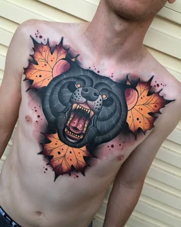 Ich erinnere mich, dass ich mit acht oder neun zu meinem Freund nach Hause ging und er mir einige Tattoo-Kunst zeigte, die sein Vater gemacht hatte, der zu dieser Zeit im Gefängnis war. Ich erinnere mich besonders an dieses in Leder gekleidete humanoide Schwein, das auf einem Motorrad fuhr, das sich für mich anfühlte, als würde es von der Seite fahren. Ich bin mir sicher, dass meine Fantasie die Lücken gefüllt haben muss, denn ich wette, dass Flash heute super veraltet aussehen würde, aber damals war es so wild und hat mein Interesse an Tattoos total geweckt. Von diesem Moment an war ich süchtig. Als ich in mein Gedächtnis eintauche, erinnere ich mich, dass ich als Teenager von Bildern von Judd Ripleys Tätowierungen in den australischen Zeitschriften überwältigt wurde und dann viele großformatige Tätowierungen von Matt Collins bekam, als ich Anfang zwanzig war, was mich definitiv über den Tätowierungsprozess unterrichtete. Heutzutage schöpfe ich viel Inspiration aus meiner talentierten Crew, mit der ich bei Empire zusammenarbeite, sowie von einem anderen langjährigen Einfluss in Rachi, die derzeit ihre brutale Magie auf meinem Rücken ausübt.