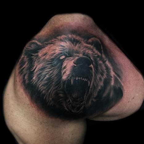 Als ich anfing, habe ich viel Farbe gemacht, aber ich habe das Aussehen von schwarz-grauen Tattoos schon immer geliebt. Ich mag den glatten und klassischen Look an ihnen. Ich wollte auch an einem bestimmten Stil festhalten und versuchen, ihn zu meistern.