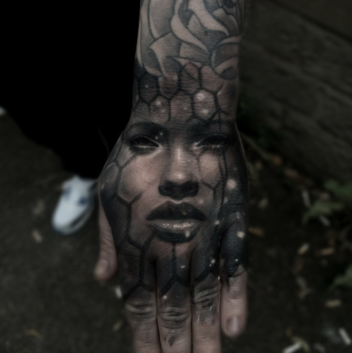 Hand Tattoo od Jak Connolly na London Tattoo Convention