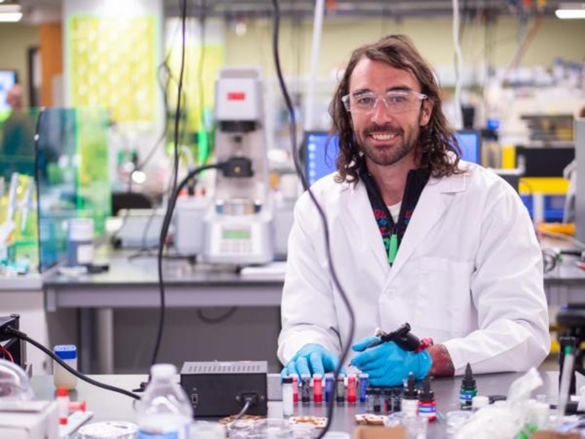 Carson Bruns, chytré tetování, biomedicínsky upravený inkoust na tetování, tetování citlivé na UV světlo, tetování uv, tvůrce nového „Smart Tattoo“, technické tetování, tetování na chameleona, inkoustový mag, exkluzivní inkoust, University of Colorado, rakovina kůže, neviditelný inkoust tetování