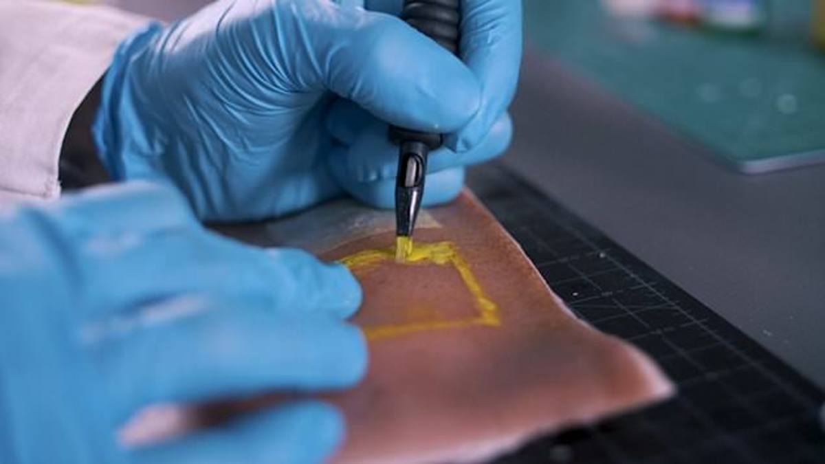 Carson Bruns, chytré tetování, biomedicínsky upravený inkoust na tetování, tetování citlivé na UV světlo, tetování uv, tvůrce nového „Smart Tattoo“, tech tetování, tetování na chameleona, inkoustový mag, exkluzivní inkoust, University of Colorado, rakovina kůže, neviditelný inkoust tetování