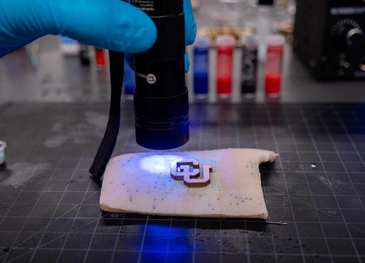 Carson Bruns, chytré tetování, biomedicínsky upravený inkoust na tetování, tetování citlivé na UV světlo, tetování uv, tvůrce nového „Smart Tattoo“, tech tetování, tetování na chameleona, inkoustový mag, exkluzivní inkoust, University of Colorado, rakovina kůže, neviditelný inkoust tetování
