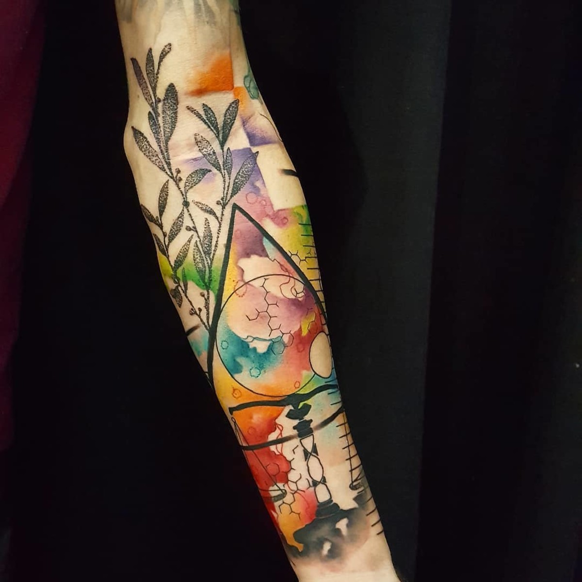 Carson Bruns, chytré tetování, biomedicínsky upravený inkoust na tetování, tetování citlivé na UV světlo, tetování uv, tvůrce nového „Smart Tattoo“, tech tetování, tetování na chameleona, inkoustový mag, exkluzivní inkoust, University of Colorado, rakovina kůže, neviditelný inkoust tetování
