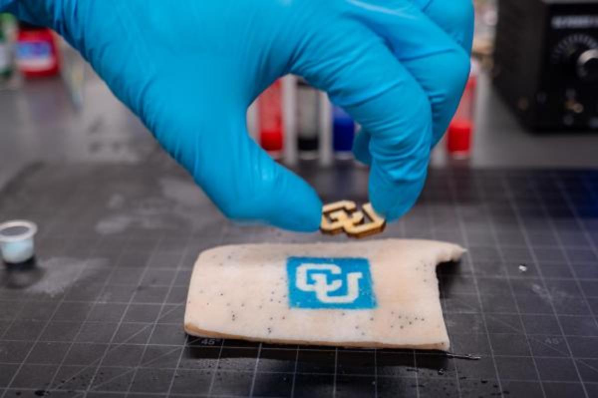 Carson Bruns, chytré tetování, biomedicínsky upravený inkoust na tetování, tetování citlivé na UV světlo, tetování uv, tvůrce nového „Smart Tattoo“, tech tetování, tetování na chameleona, inkoustový mag, exkluzivní inkoust, University of Colorado, rakovina kůže, neviditelný inkoust tetování