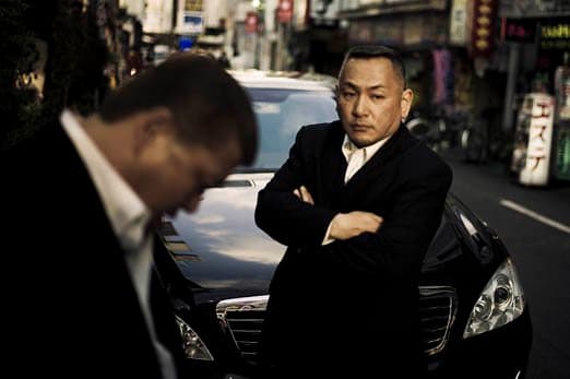 Souichirou und ein Freund stehen vor dem Auto des Paten in den Straßen von Kabukicho und halten Ausschau - 2010