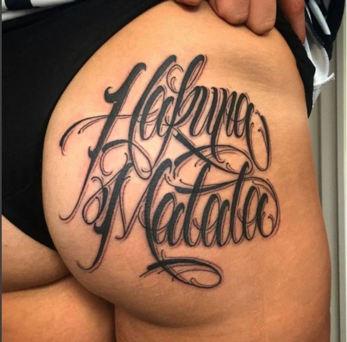 هاكونا ماتاتا من قبل aserone_tattoo