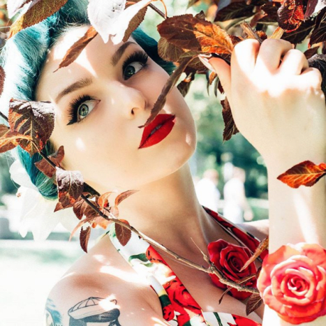 الصورة: Suncica Zurkovic Photography من المؤكد أن القطة تبدو جميلة عندما تكون محاطة بالنباتات ، لكنني أعتقد أن أجمل زهرة موجودة على الإطلاق تتضاءل مقارنة بهذه المرأة النابضة بالحياة.