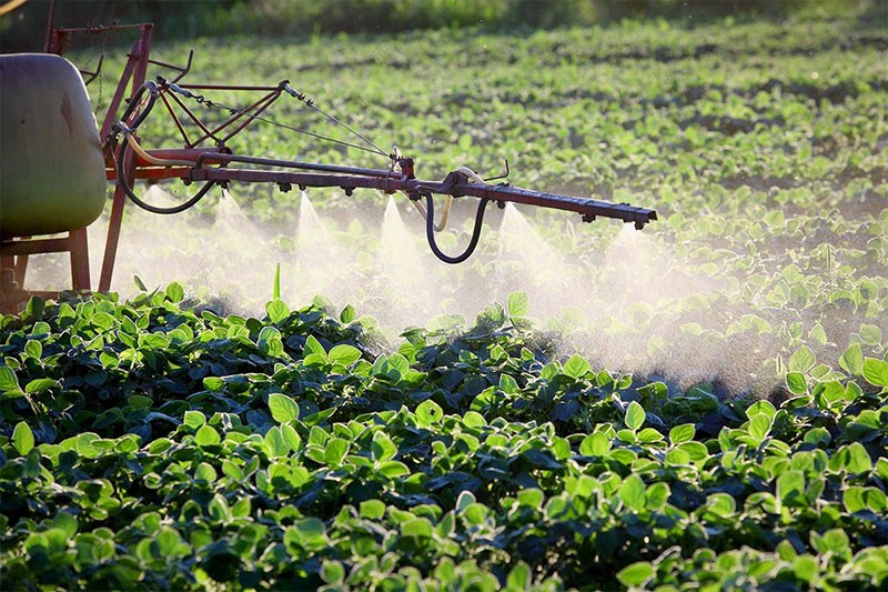 aplicación de herbicida pivote en cultivos