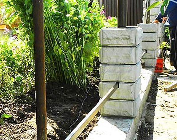 installation de piliers en béton armé à partir de blocs
