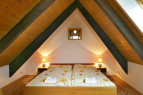 cómodo dormitorio en el ático