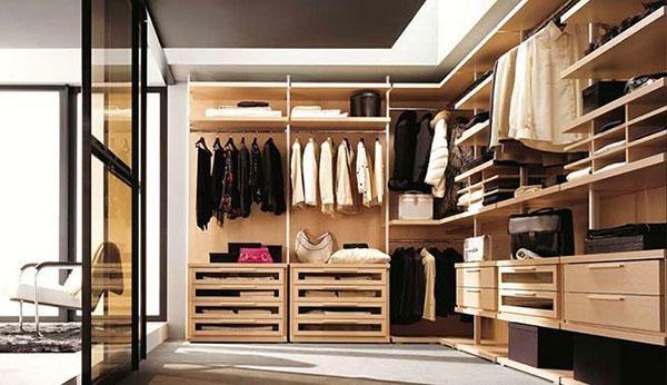 dressing spacieux avec mur miroir