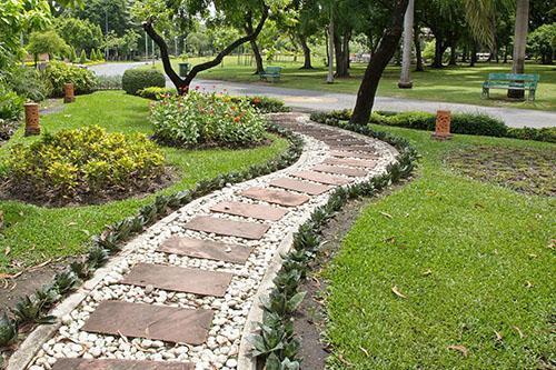 Camino de piedra triturada con elementos de grandes losas de pavimento