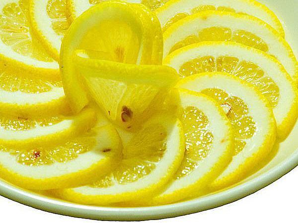 coloca bellamente el limón